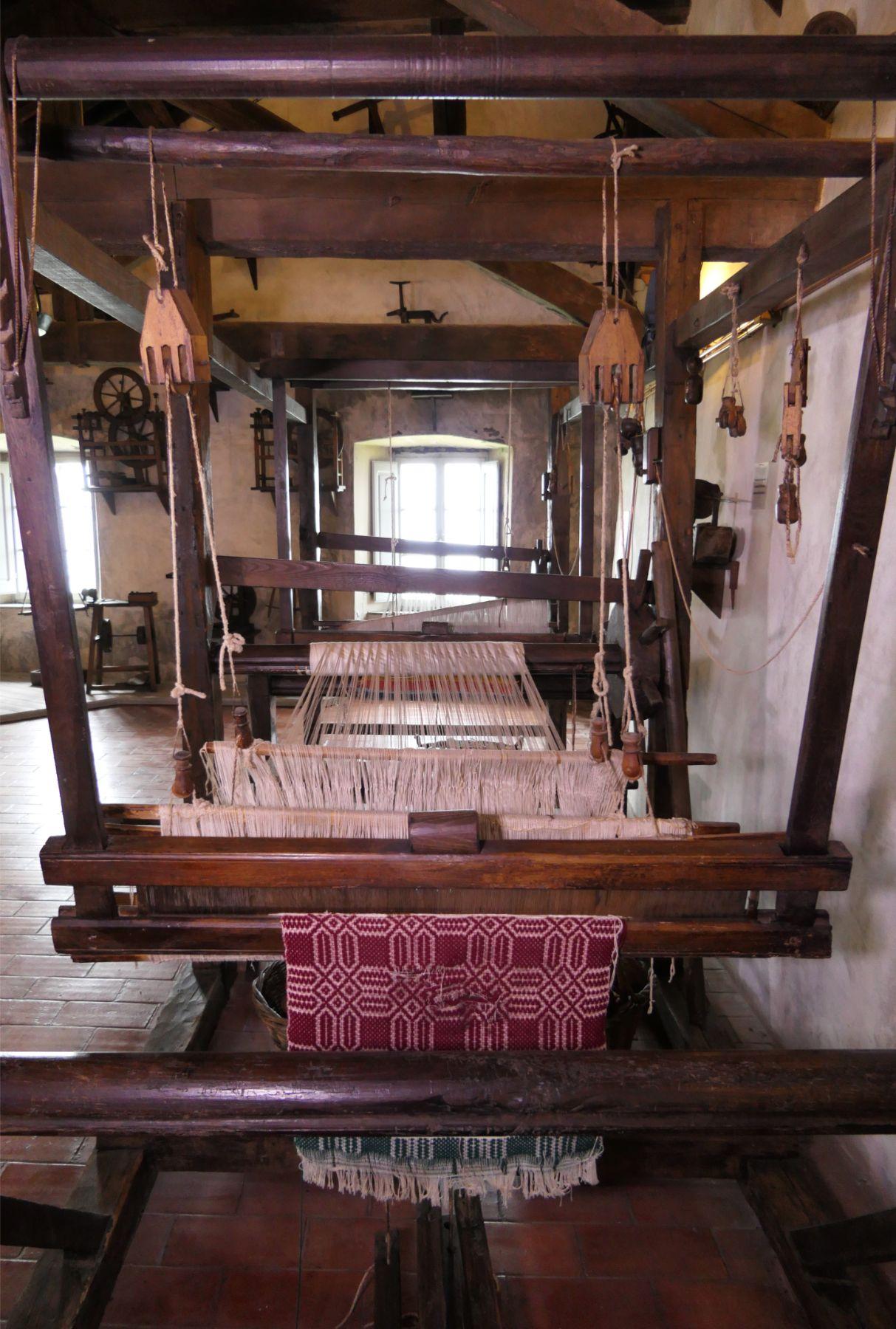 Antico telaio per la tessitura  Sistema Museale Territoriale della  Provincia di Lucca