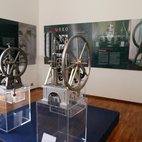 Museo Barsanti Pietarsanta-motore a scoppio.jpg Museo Barsanti Pietarsanta-motore a scoppio